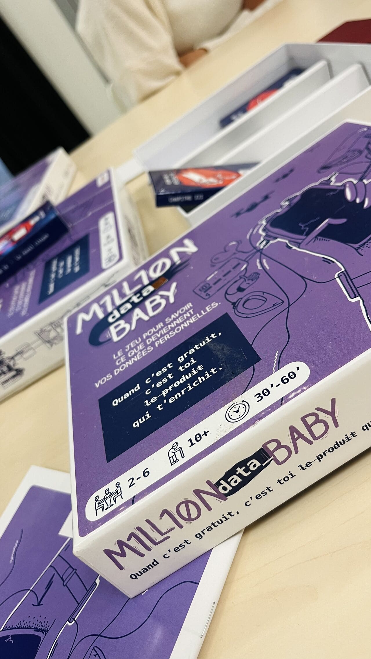 Boîte du jeu Million Data Baby avec son slogan : quand c'est gratuit, c'est toi le produit qui t'enrichit