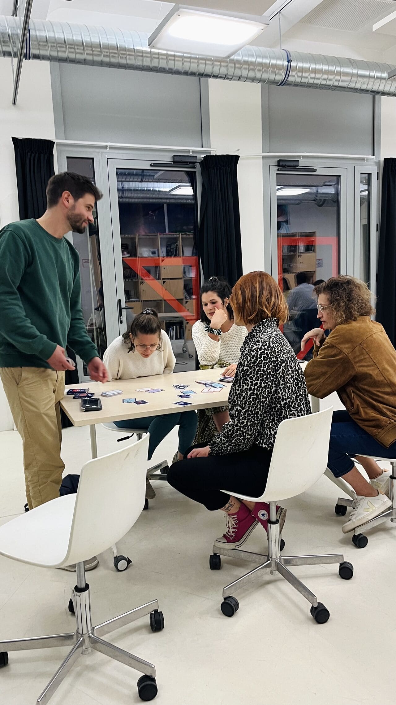 Quentin anime une session de Million Data Baby avec quatre joueuses autour d'une table
